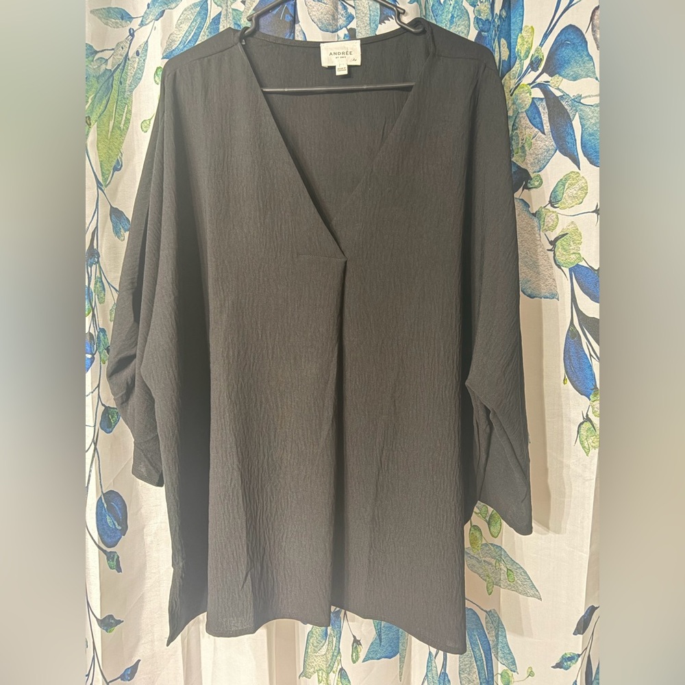 ANDREE BY UNIT Black V-Neck Blouse